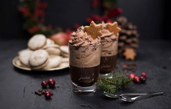 Köstlicher Weihnachtscappuccino mit Zimt