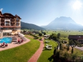 Post_Sommer_Aussenansicht mit Pool_MovingPictures