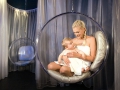 mutter_mit_baby_im_ruheraum_leading_family_hotel_resort_alpenrose