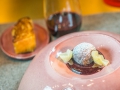 Geniesserhotel_Rote_Wand_Schualhus_Chefs_Table_Zuger_Almsaiblingsleber_Heidelbeere_Rettich_Brioche_Foto_Petr_Blaha