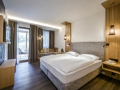 schlafzimmer_mit_doppelbett_und_balkon_c_guenter_standl_hotel_botango