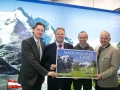 BILD zu TP/OTS - Johannes HÃ¶rl (GD GroÃglockner HochalpenstraÃen AG), BM AndrÃ¤ Rupprechter, Wolfgang Urban (Dir. Nationalpark Hohe Tauern Salzburg) und Christian WÃ¶rister (GF Ferienregion Nationalpark Hohe Tauern GmbH) am Messestand der Ferien-Messe Wien.
