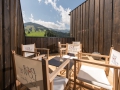 Terrasse_mit_Blick_ins_Gruene__Hotel_Der_Loewe_