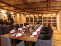 Hotel-Kitzhof_Vinothek-mit-gedecktem-Tisch