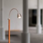less’n’more – Systemleuchte mit Holzstativ