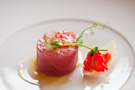 Hotel Hohenfels – Thunfisch mit Minze, Tomate, Zwiebe