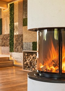Kamin mit Feuer und Wandvertäffelung