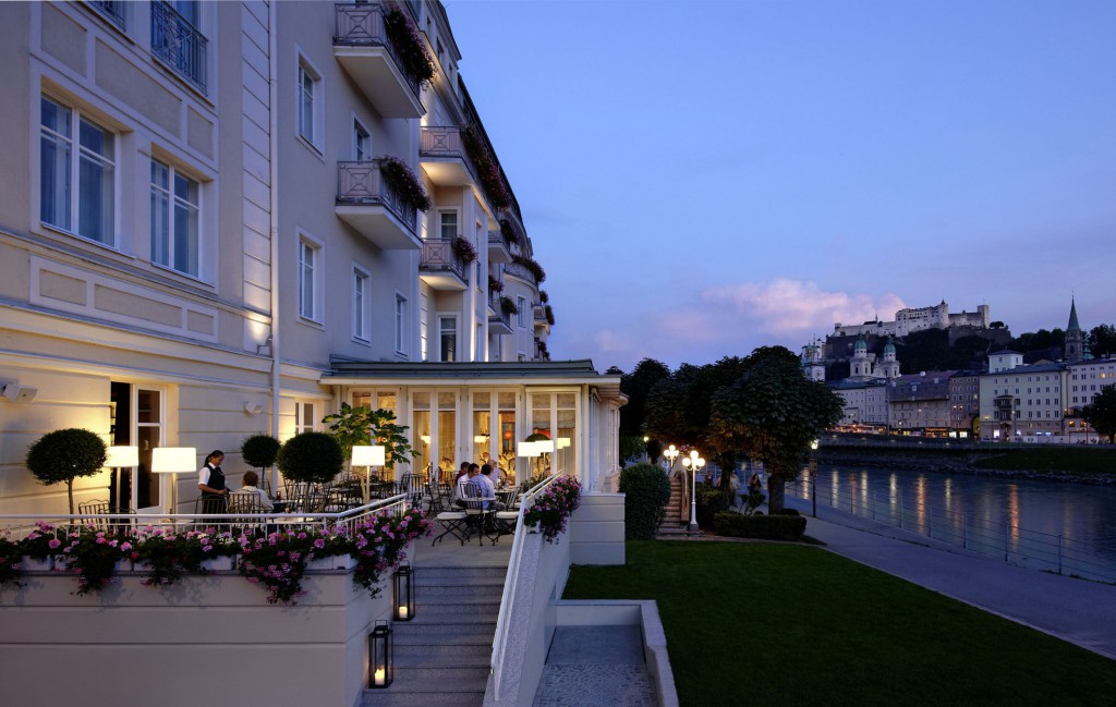 Terrasse vom Hotel Sacher bei Nacht.