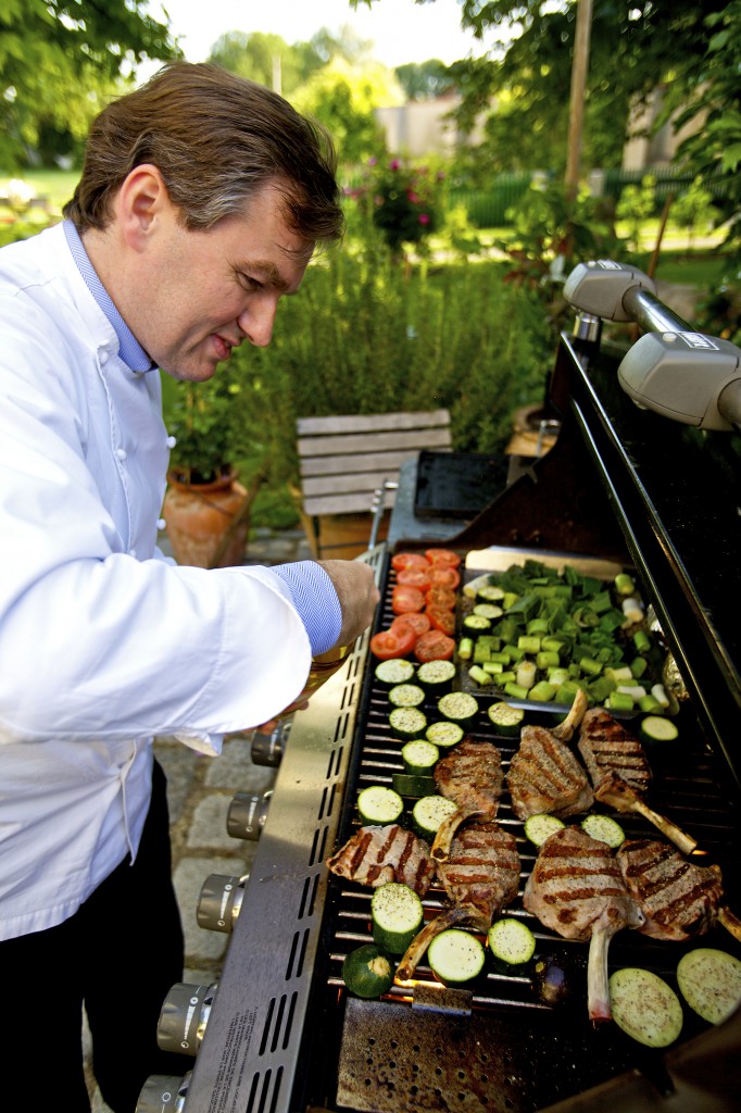 Toni Mörwald beim grillen.