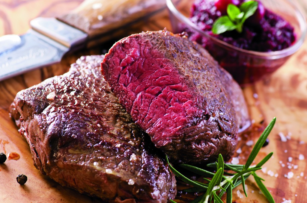 Angerichtetes Steak mit Rosmarin und Soße