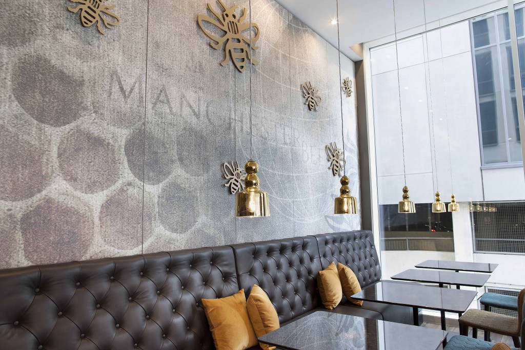 Bild 1_Motel One Manchester Piccadilly_One Lounge_C_Motel One