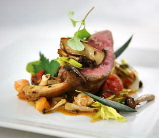 Rinderfilet auf Tomaten-Garnelen-Peperonata