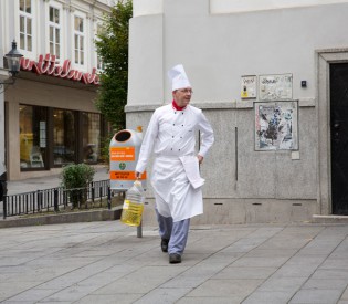 Gymnasiasten und Austria Trend Hotels kochen in der Gruft