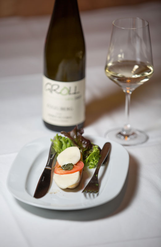 Weinpraesentation_Groll_taglang_gruener_veltliner_brusketta_mozarella_tomate