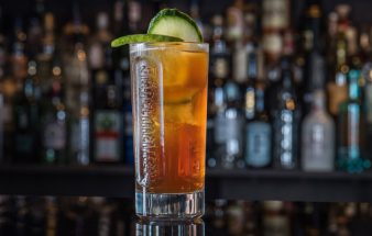 Sommer-Drinks mit Kräuterlikör und Limette