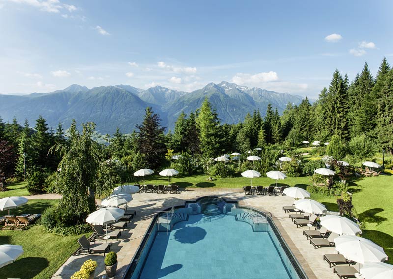 10_Aussenansicht-mit-Pool-ins-Inntal